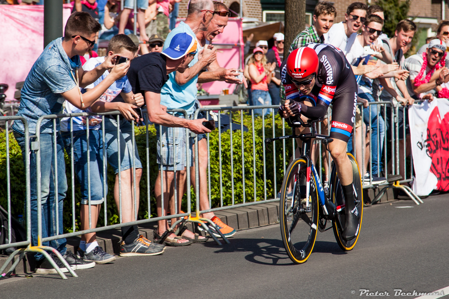 Tom Dumoulin op weg naar de roze trui in Apeldoorn.